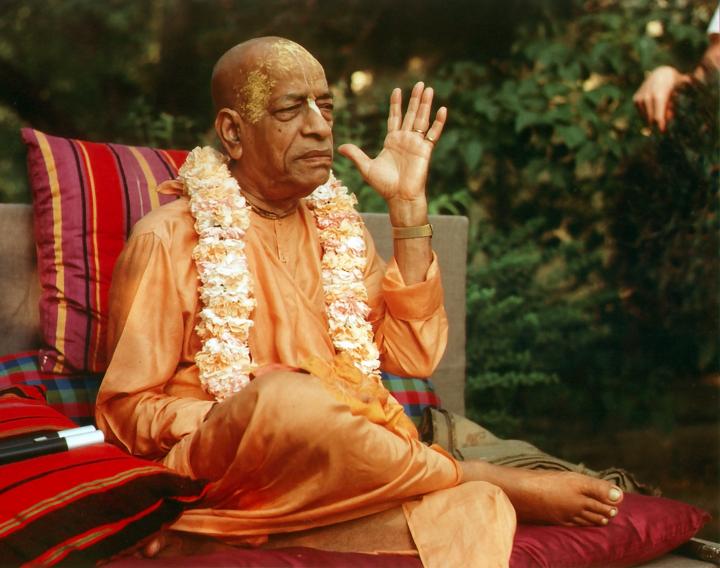 Srila Prabhupada Preaching in Garden